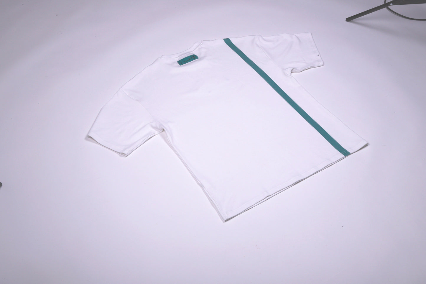 Avoir Unisex White T-Shirt - Oversized